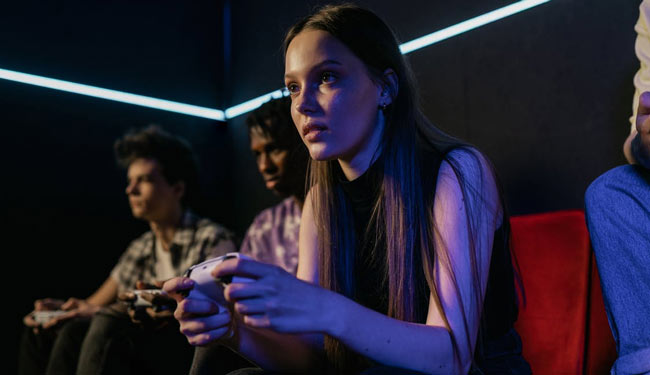 Best horror games 2022 girl playing game